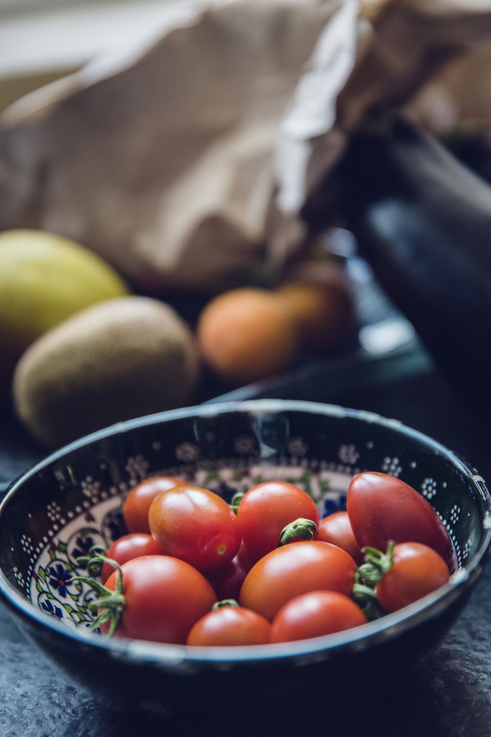 Free Image of Bowl of fresh tomatoes on kitchen counter 
