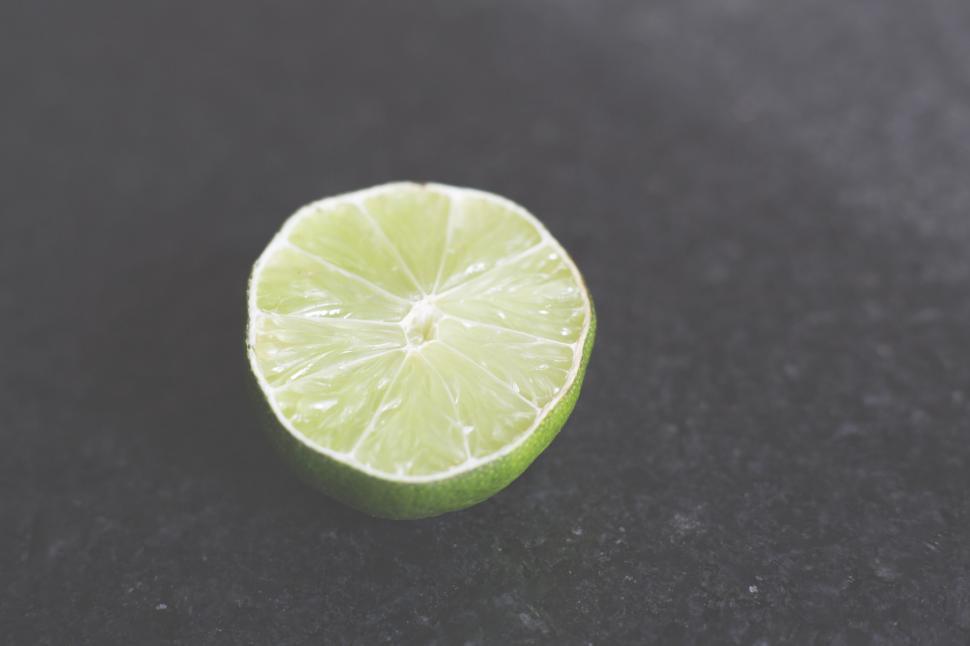 Free Image of Half-cut lime on a dark background 