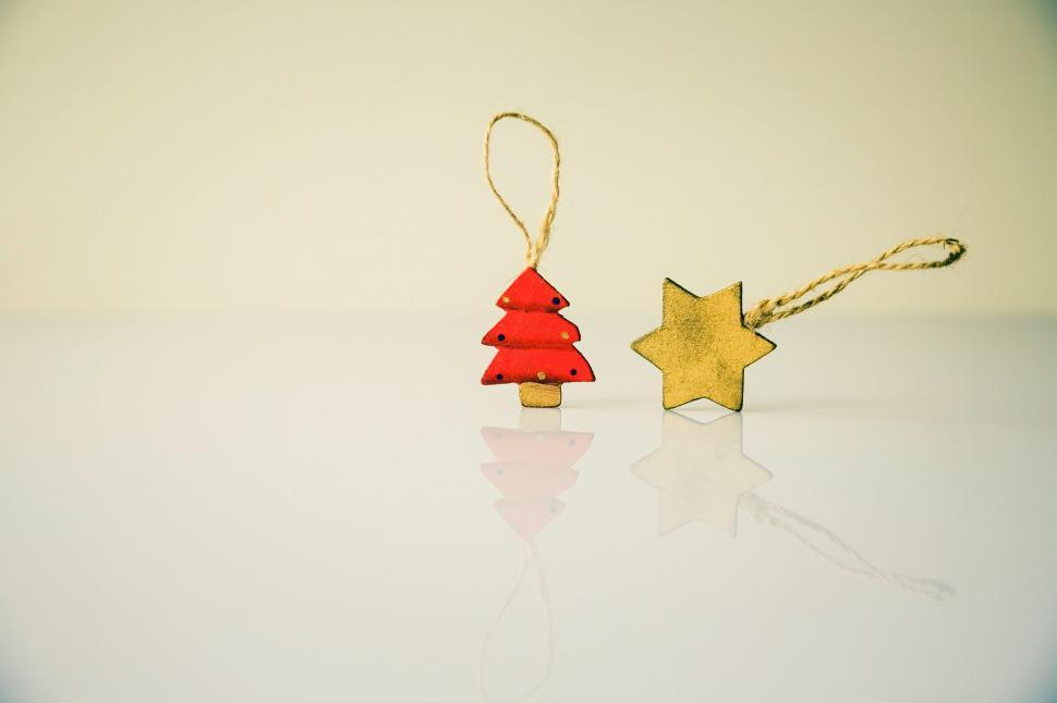 Free Image of Holiday ornaments with reflection on surface 