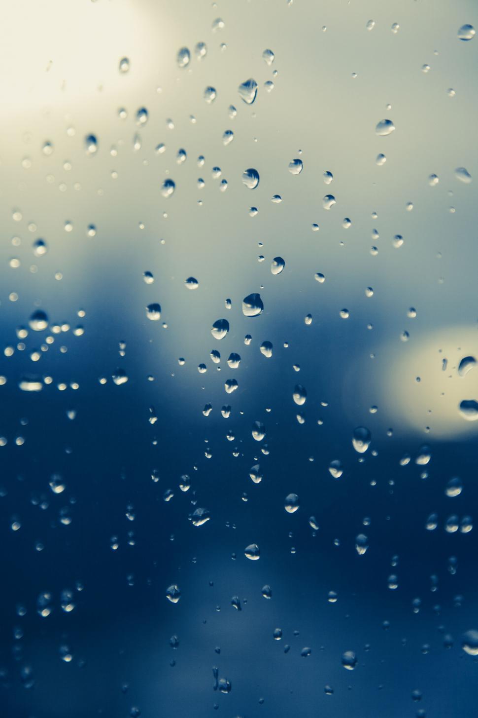 Free Image of Close-up of water droplets on glass 