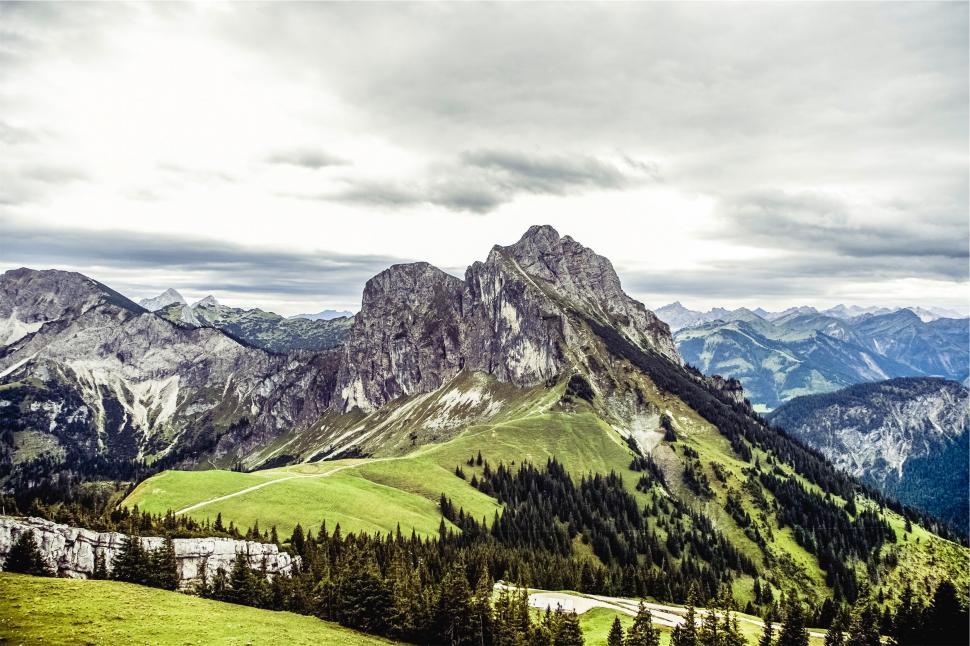 Free Image of Vivid mountain landscape with cloudy sky 