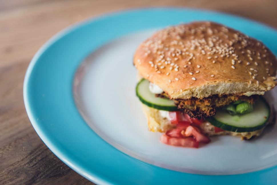 Free Image of Vegetable burger served on a blue plate 