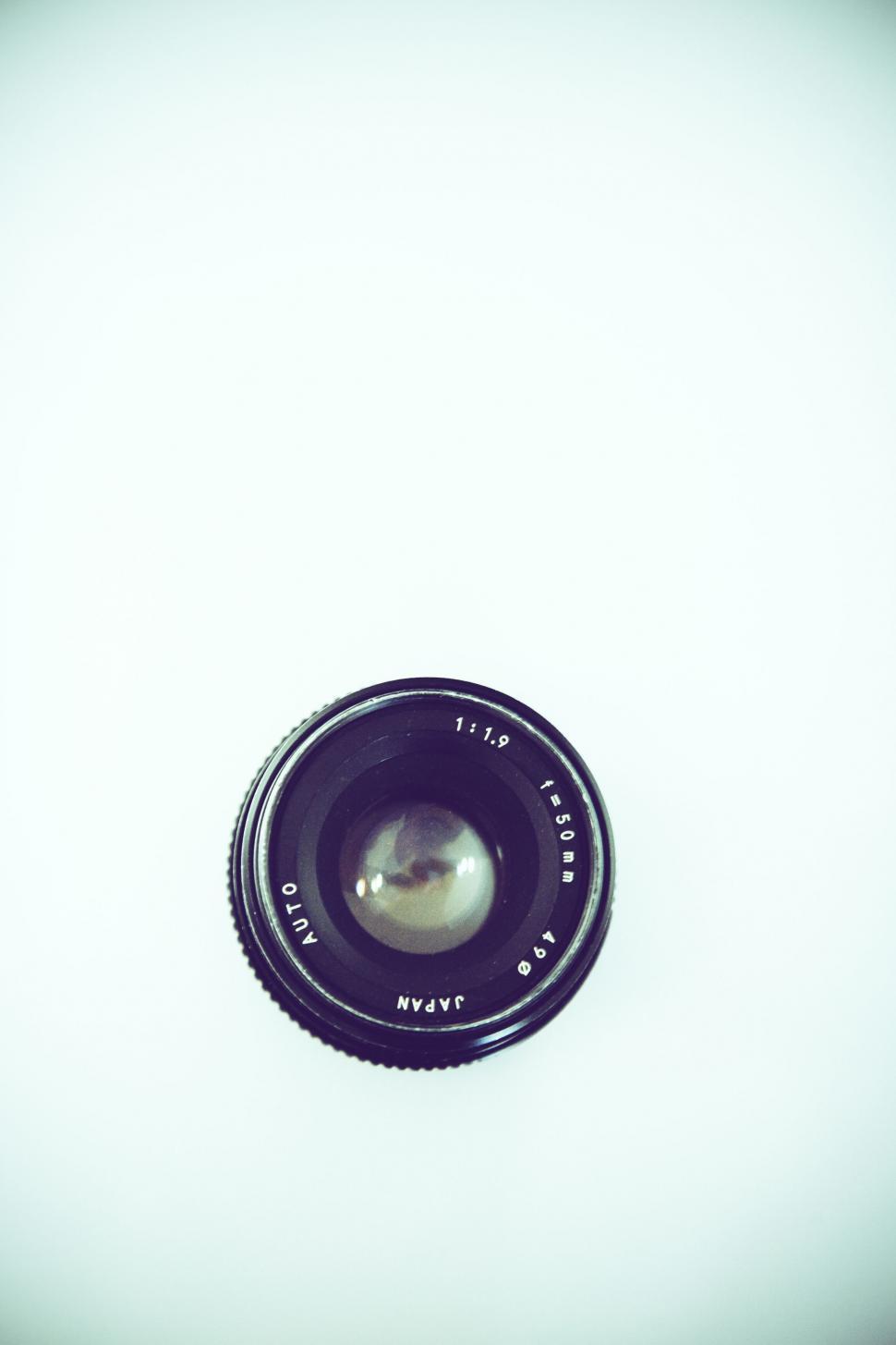 Free Image of Vintage camera lens on simple background 