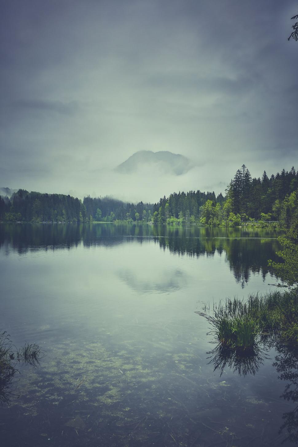 Free Image of Misty lake view with mountain background 