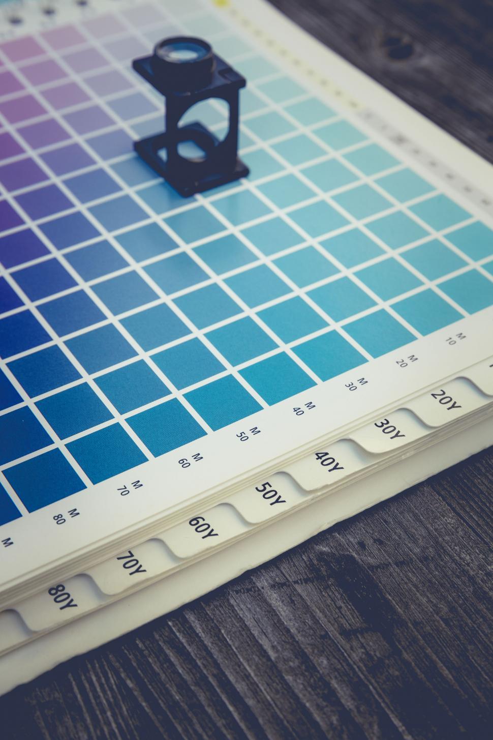 Free Image of Pantone color palette guide with lens 