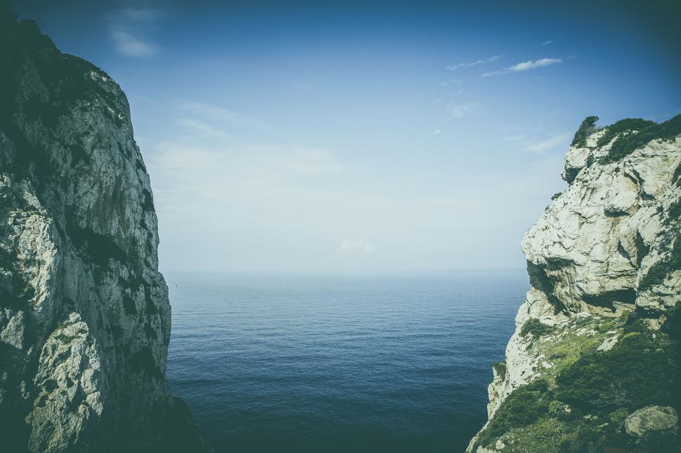 Free Image of Serene cliffside overlooking calm ocean 