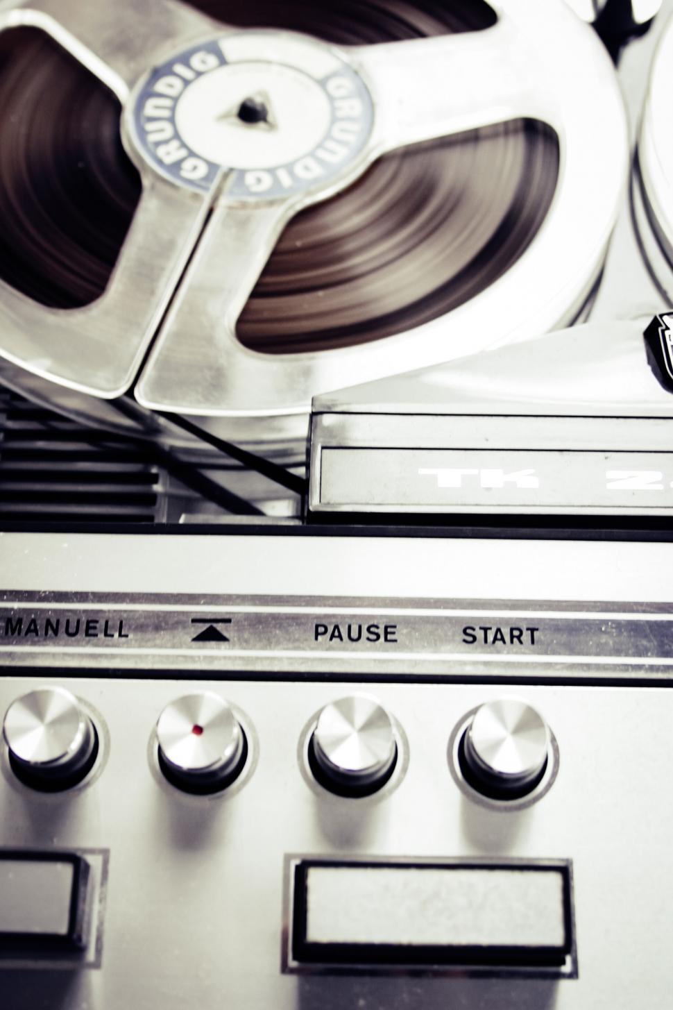 Free Image of Retro reel-to-reel tape recorder close-up 