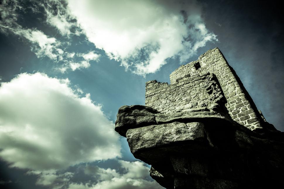 Free Image of Ancient ruin against dramatic sky 