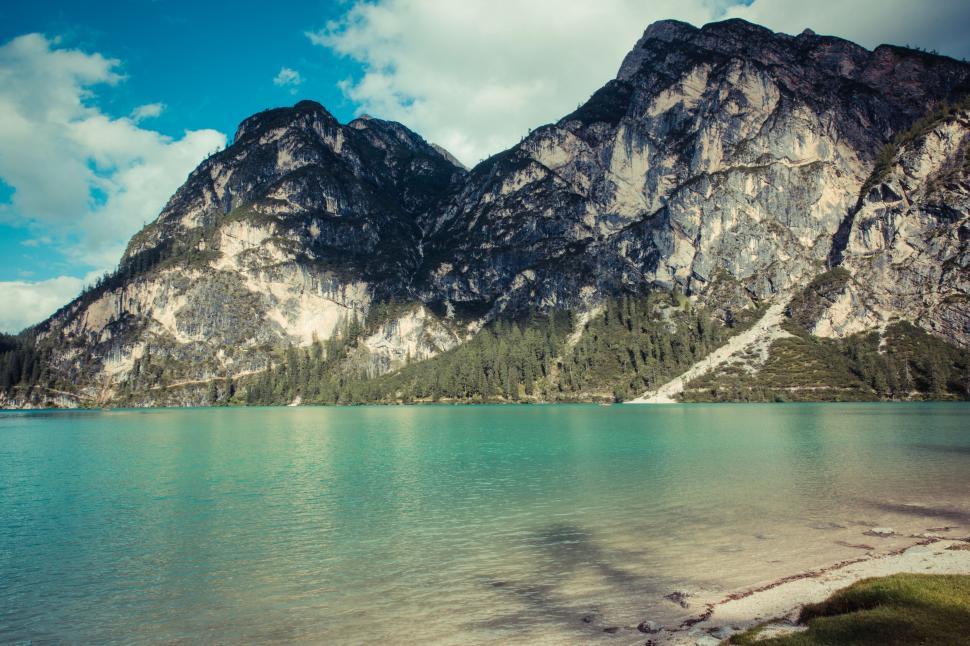 Free Image of Scenic mountain lake landscape 