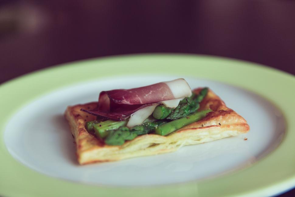 Free Image of Asparagus and ham on pastry on plate 