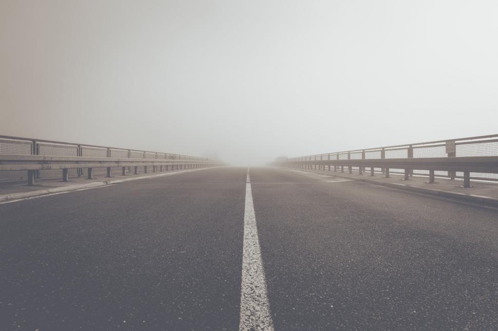 Free Image of Foggy road vanishing into the horizon 