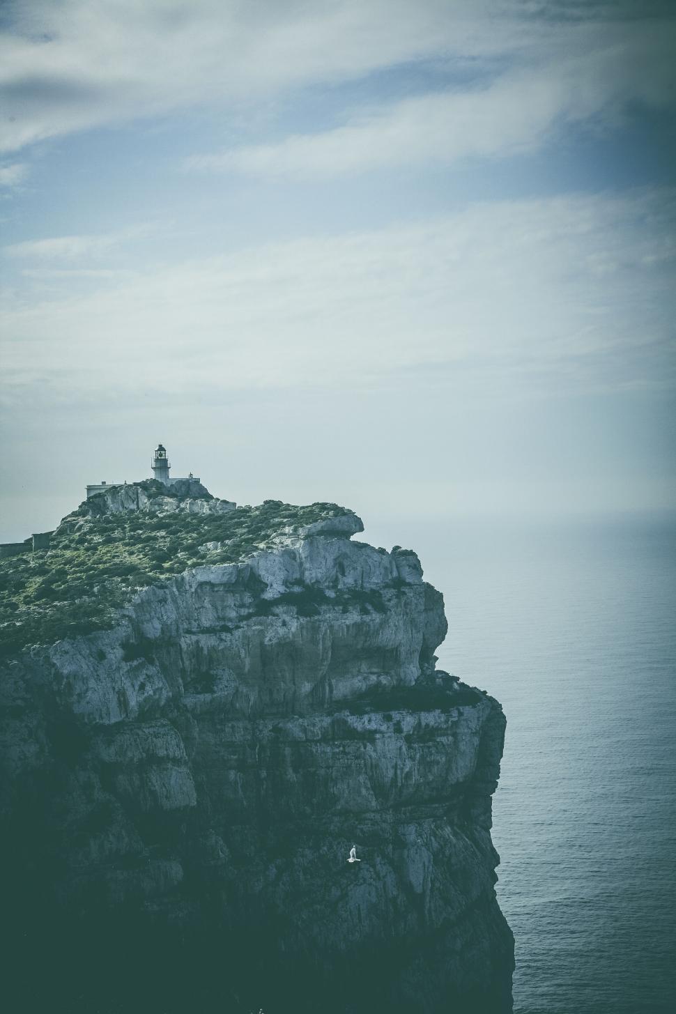 Free Image of Cliff-top lighthouse overlooking the sea 