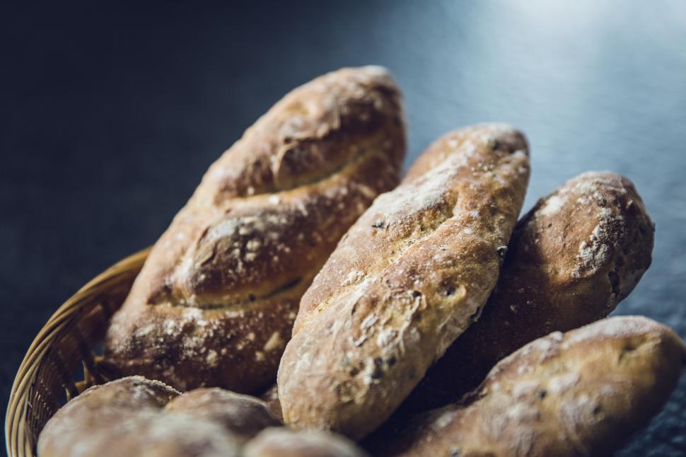 Free Image of Freshly baked bread in a basket close-up 