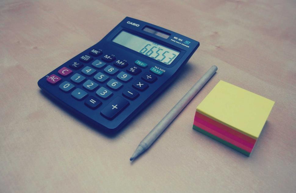 Free Image of Calculator and pencil on a desk 