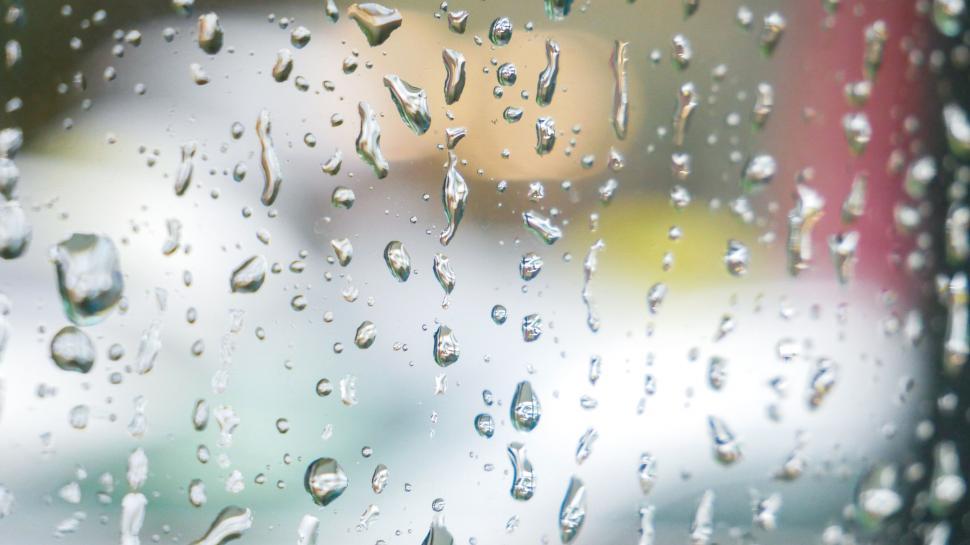 Free Image of Raindrops clinging on transparent glass 