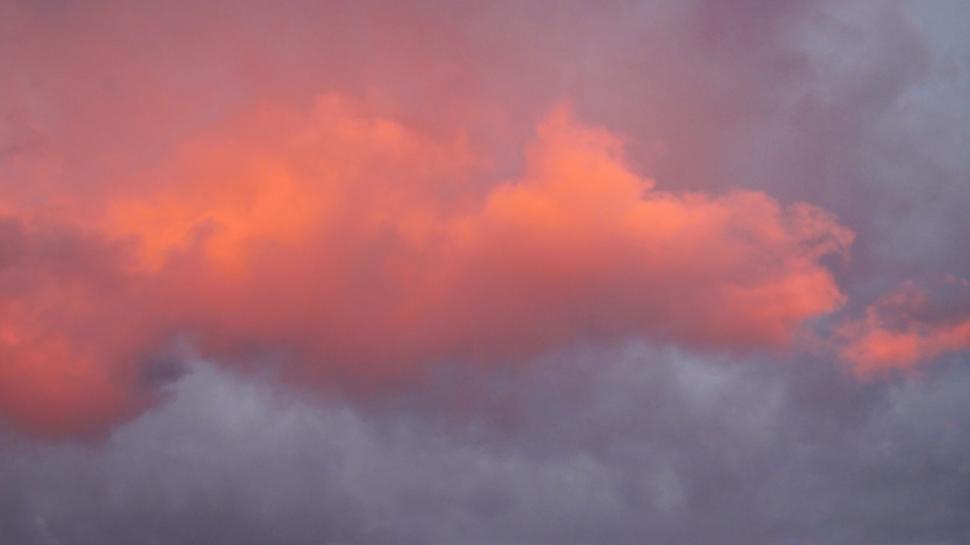 Free Image of Vibrant pink clouds in evening sky 