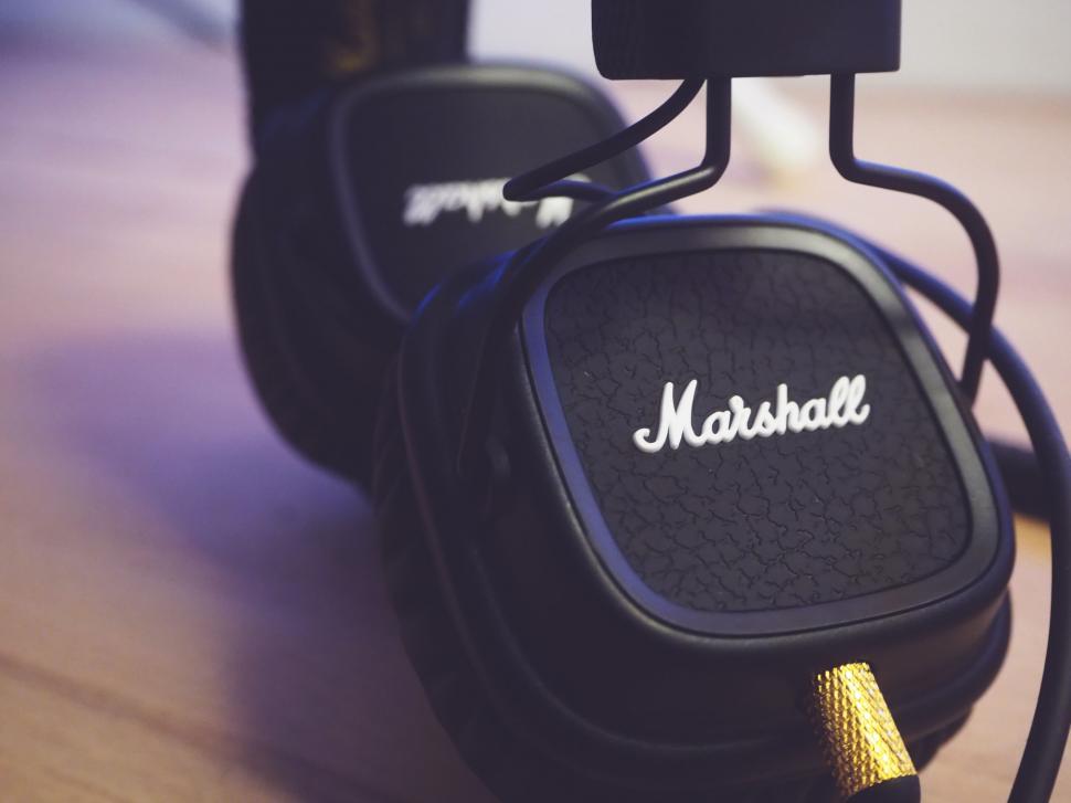 Free Image of Marshall headphones on a desk 