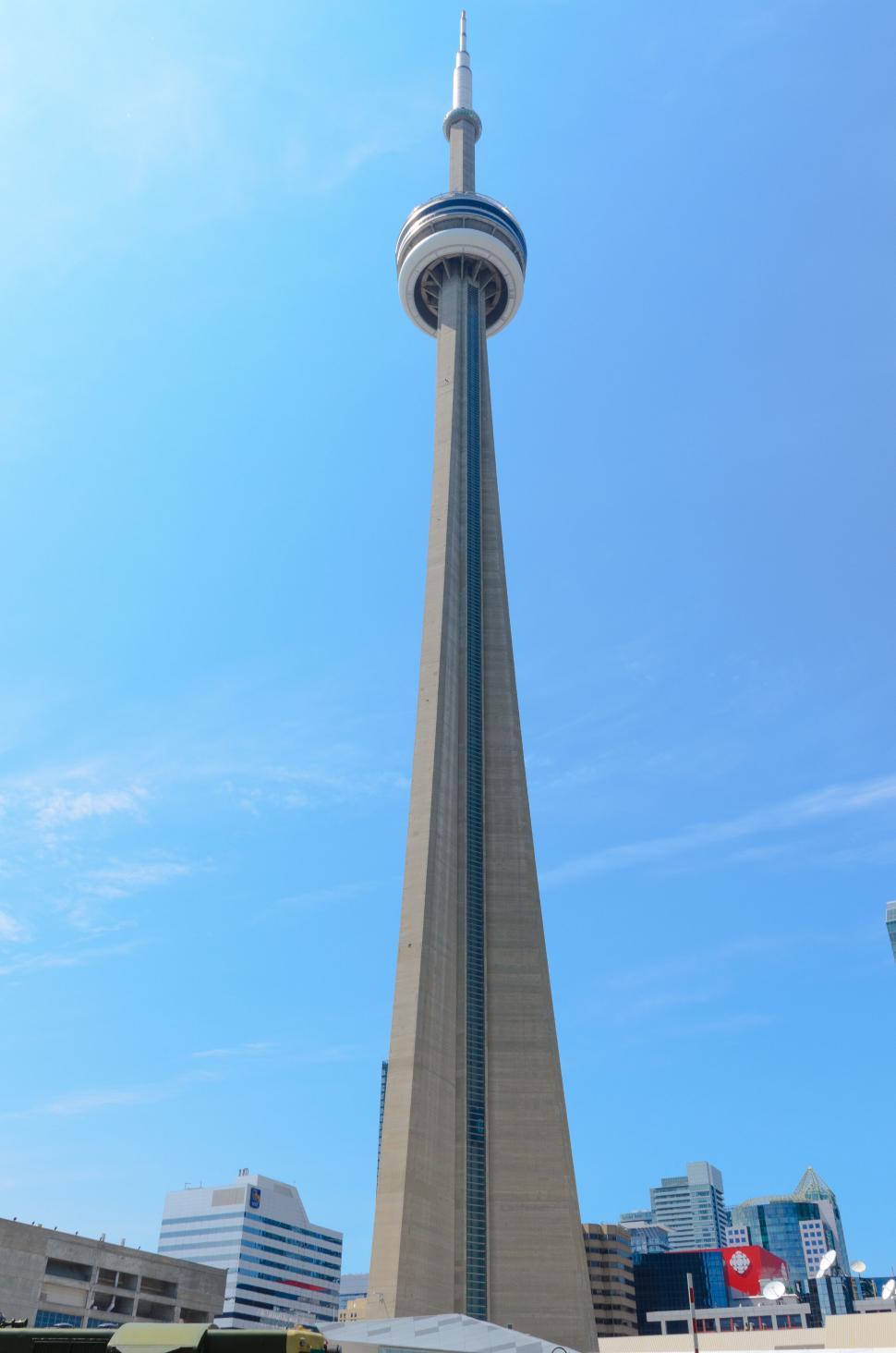 Free Image of Iconic CN Tower against a blue sky 