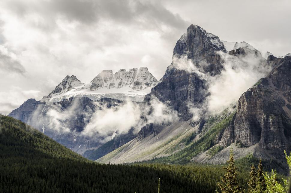 Free Image of Majestic mountain peaks with low clouds 