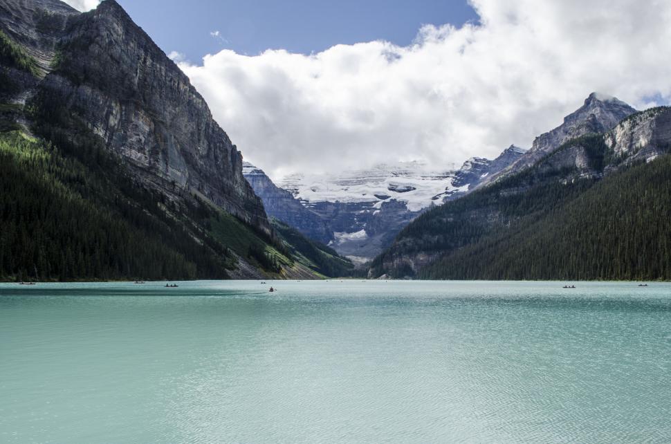 Free Image of Serene turquoise lake in mountain range 