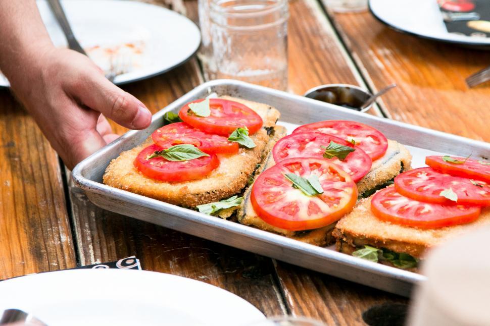 Free Image of Fresh tomato and basil on crispy bread slices 