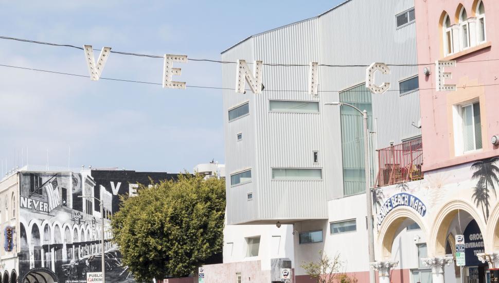 Free Image of Venice sign over urban architecture backdrop 