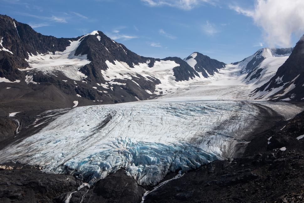 Free Image of Glacial landscape with snow-capped peaks 