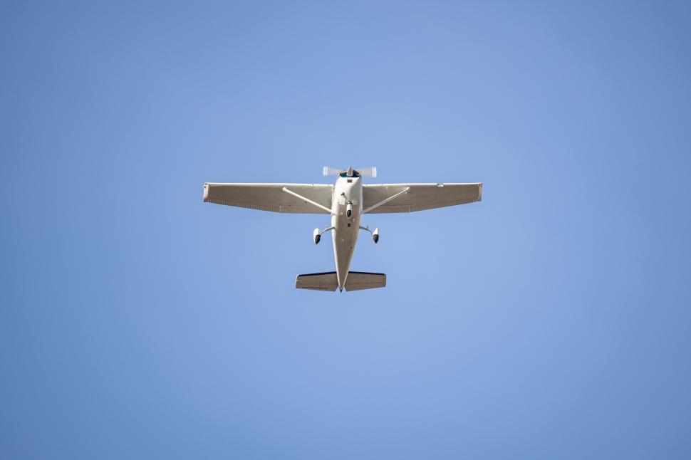 Free Image of Single airplane flying in clear sky 