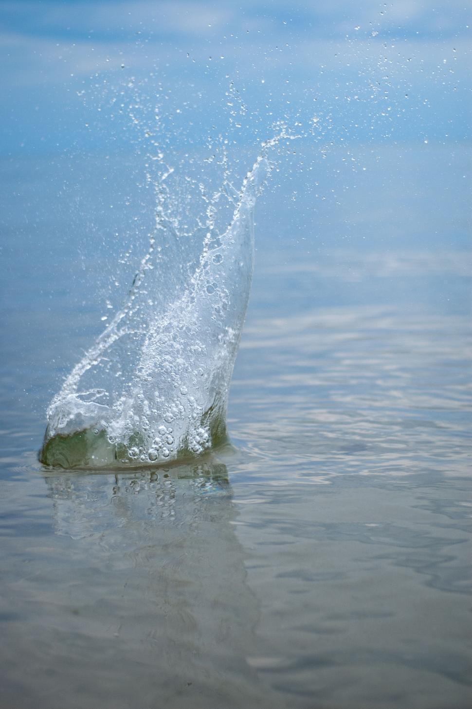 Free Image of Splash in water with a rock falling into it 