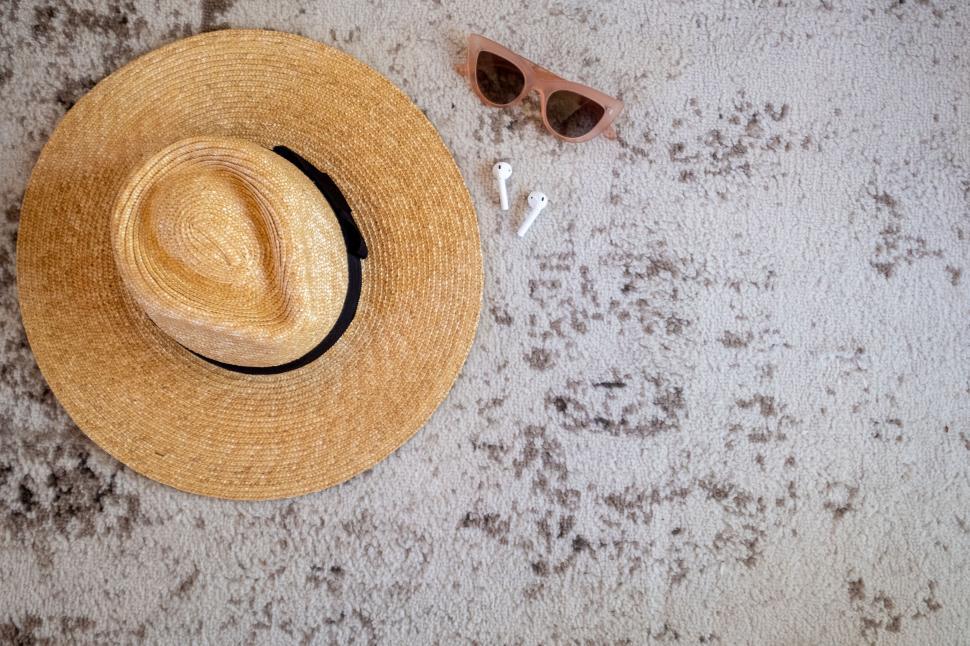 Free Image of Straw hat with sunglasses and earphones 