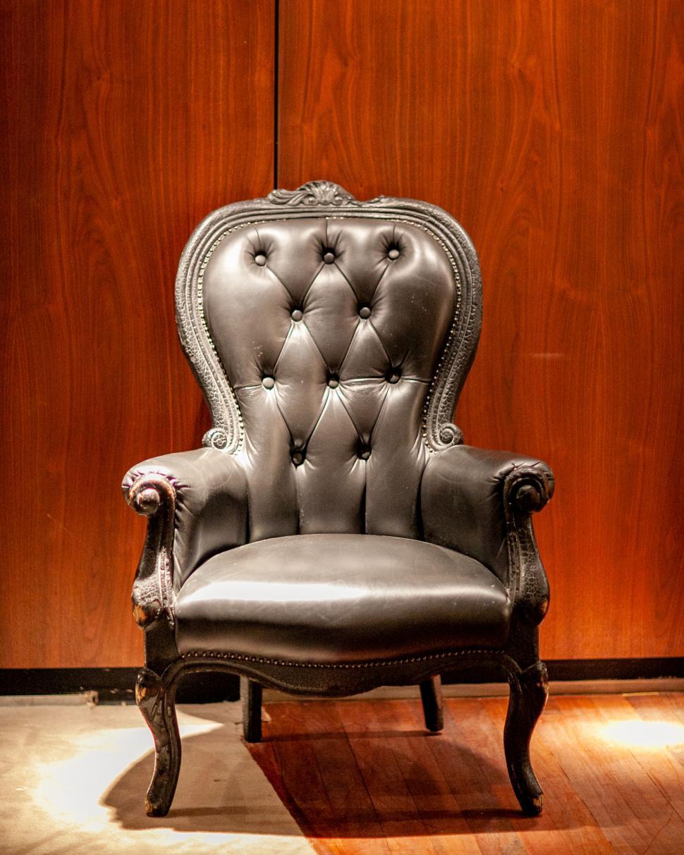 Free Image of Elegant black leather chair in room 