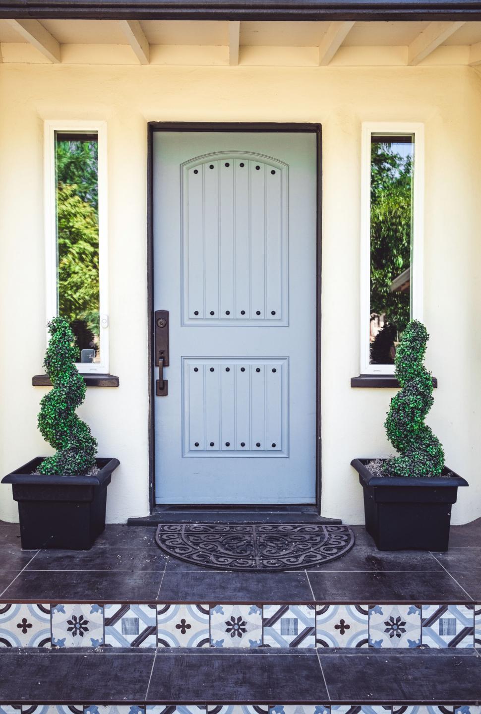 Free Image of Welcoming entrance with blue door and plants 