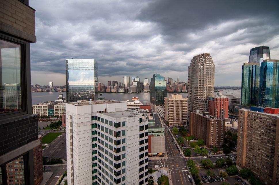 Free Image of Urban skyline with storm clouds looming 