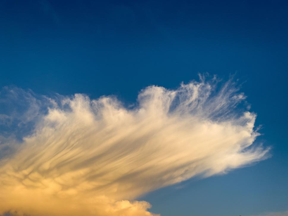Free Image of Dramatic cloud formation in blue sky 