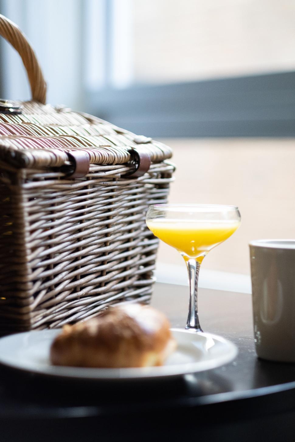 Free Image of Picnic basket, fresh juice, and bakery on a table 