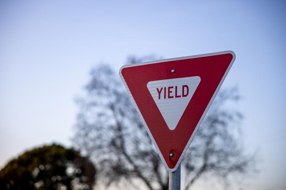 Free Image of Yield traffic sign with blurred background 