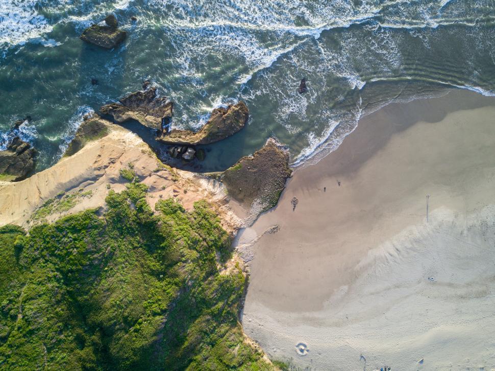 Free Image of Drone view of beach with waves and cliffs 