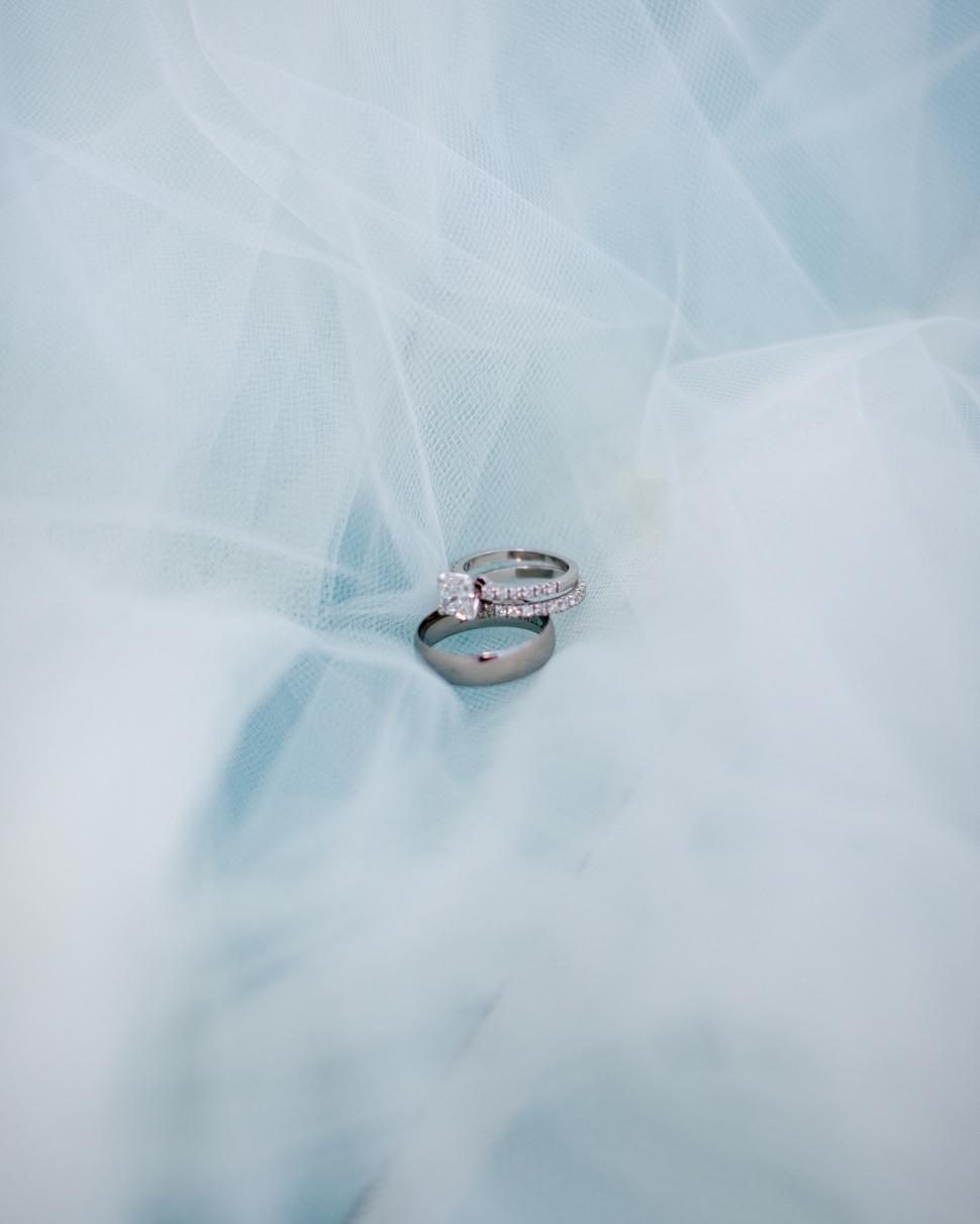 Free Image of Elegant engagement ring on a blue tulle fabric 