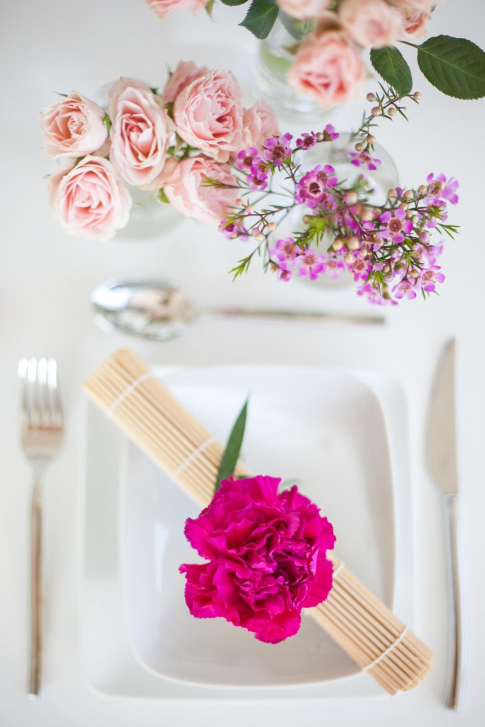 Free Image of Table setting with flowers and utensils 