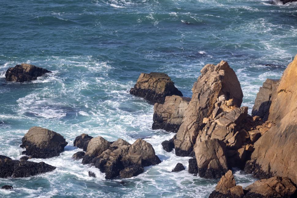 Free Image of Dramatic ocean waves crashing on rugged rocks 