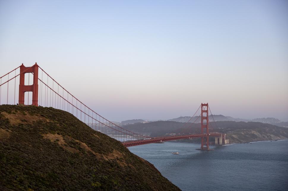 Free Image of Golden Gate Bridge at dusk with mountains 