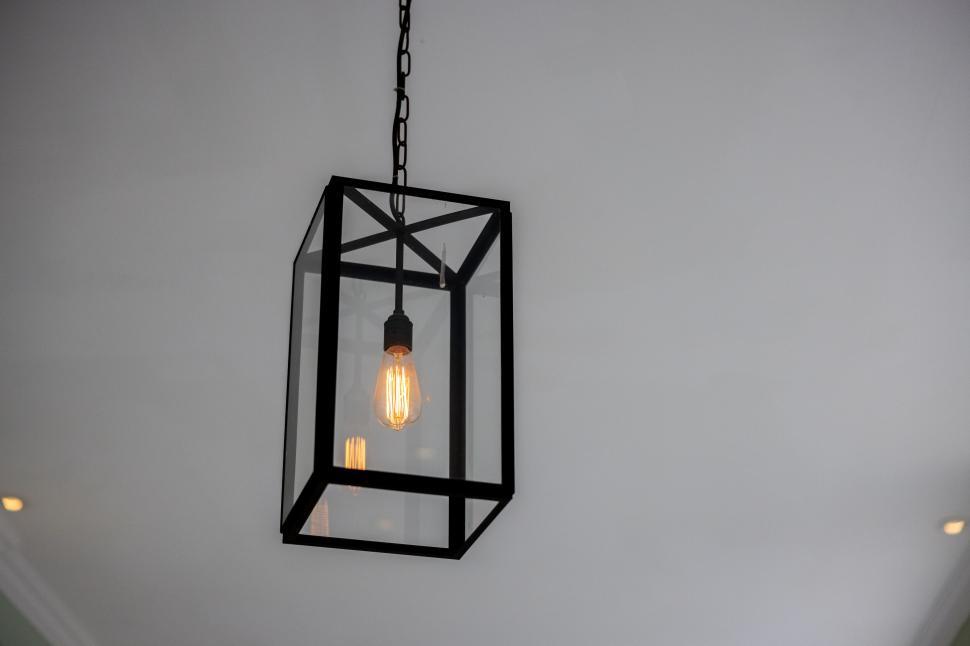 Free Image of Elegant pendant light in a modern home 
