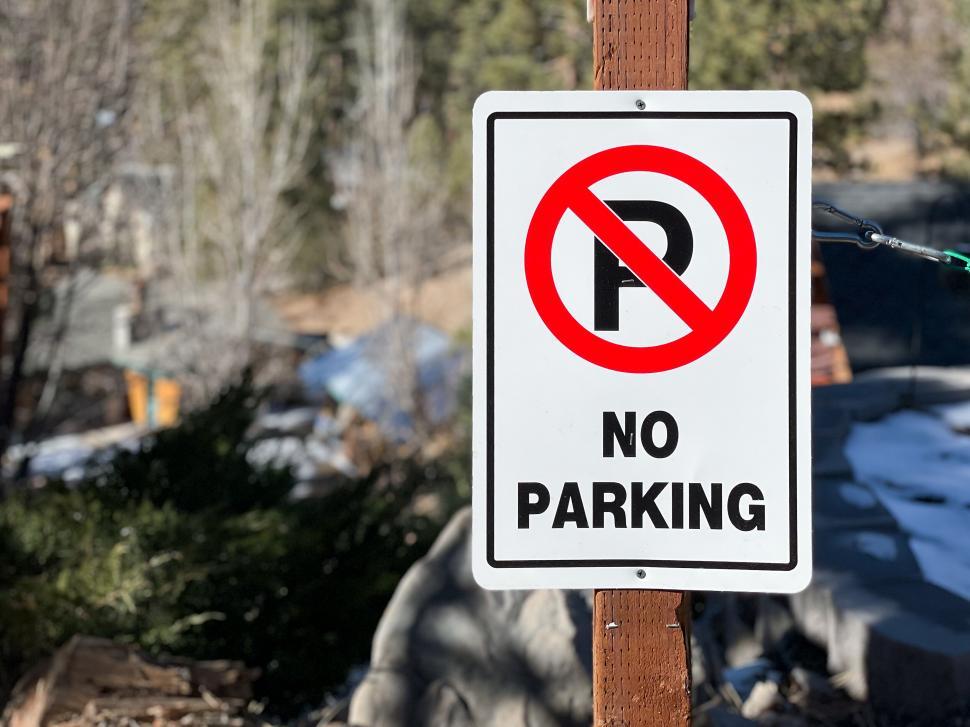 Free Image of No parking sign in a natural setting 