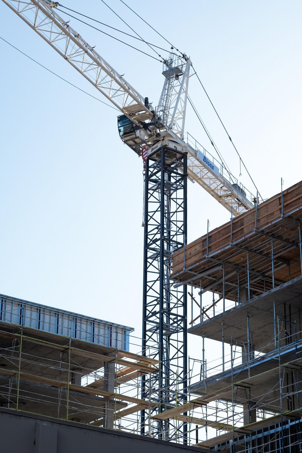 Free Image of Construction crane at a modern building site 