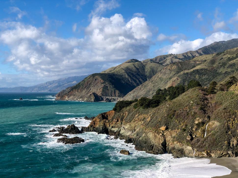 Free Image of Coastline view with mountains and ocean 