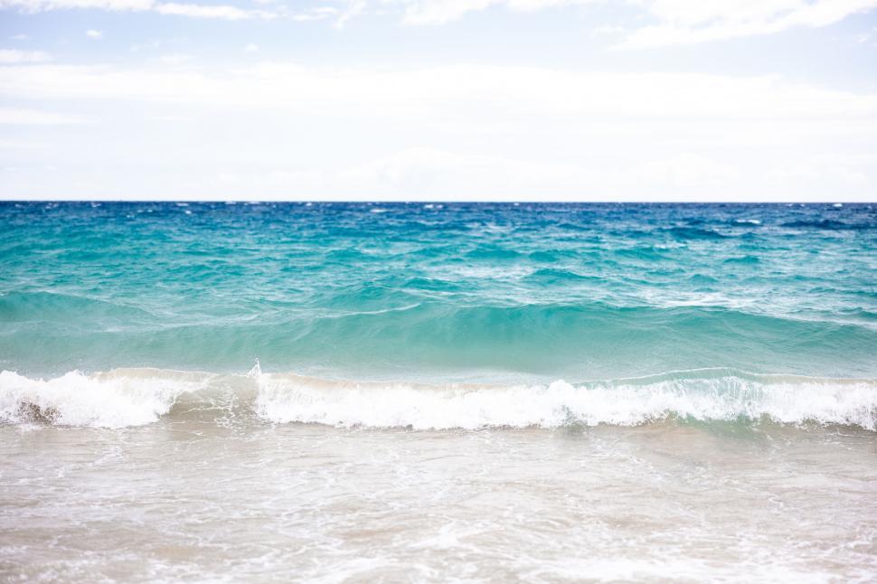 Free Image of Serene turquoise sea waves on sandy beach 