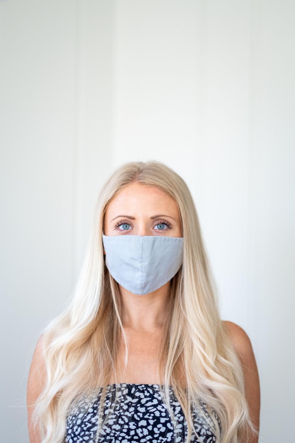 Free Image of Woman wearing a mask during a pandemic 