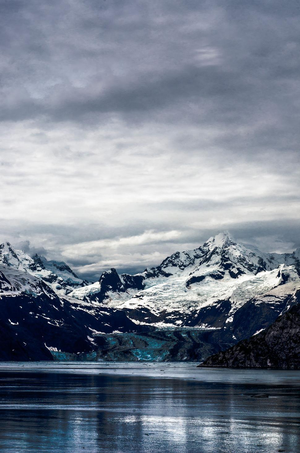 Free Image of Dramatic glacier and mountain scenery in Alaska 