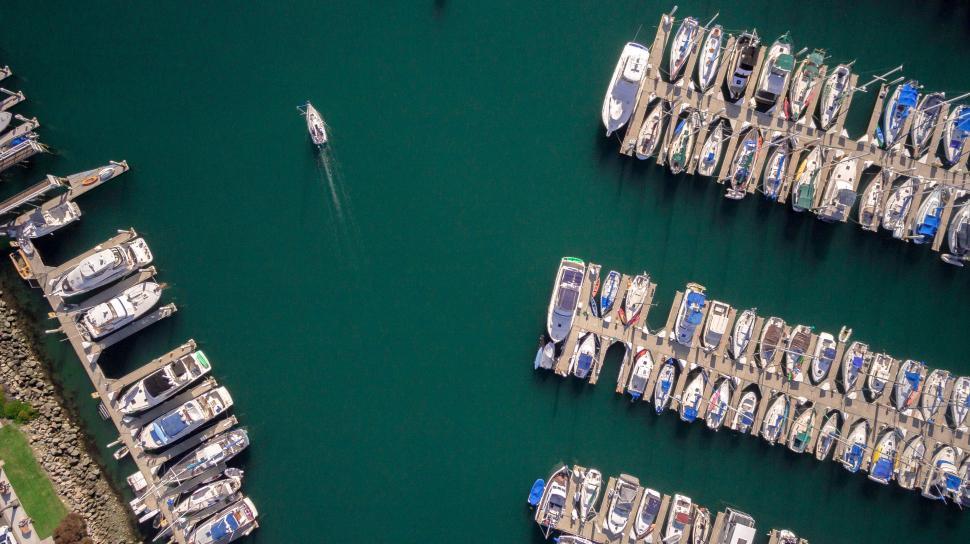 Free Image of Boats docked in a vivid blue harbor 