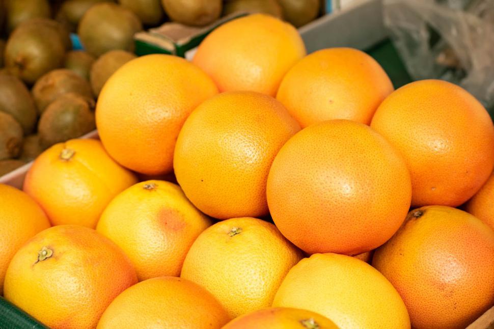 Free Image of Fresh ripe oranges in a market box 